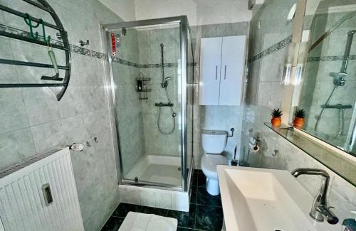 Klagenfurt am Woerthersee Apartment | Spacious 3 Bedroom with Balcony
