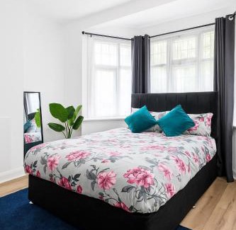 Merton Apartment | Spacious 3Bedroom Duplex in London with free Parking & private Garden contractors