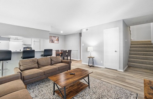 North University Apartment | Spacious 3BR/2BA next to UT 6088