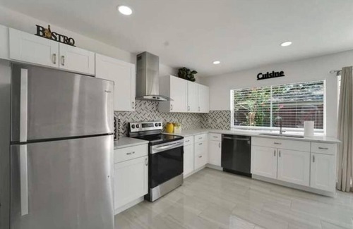 Richardson House | Spacious 3BR Oasis Pool, Fire Pit & Family Fun