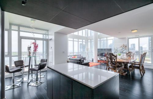 CityPlace Apartment | Spacious 3BR-Sleep 8-Free Parking-5 Min CN Tower