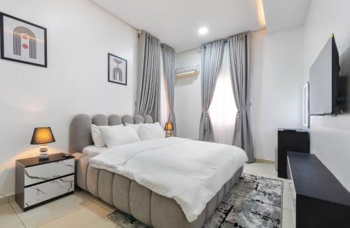 Ofin Apartment | Spacious 4 bed - Fast Internet - Free Parking - Swimming Pool