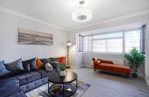 Custom House Apartment | Spacious, 4 bed, Garden, Parking, ExCel London