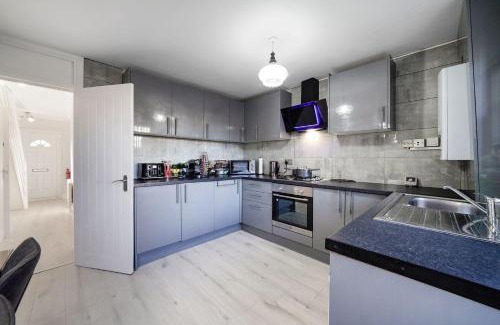 Custom House Apartment | Spacious, 4 bed, Garden, Parking, ExCel London