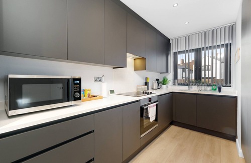 Slough House | Spacious 4 Bedroom House -01 with Parking in Farnham Royal Slough