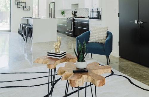 Midtown House | Spacious 4-bedroom house near PAYCOM Oklahoma City with balcony views of OKC