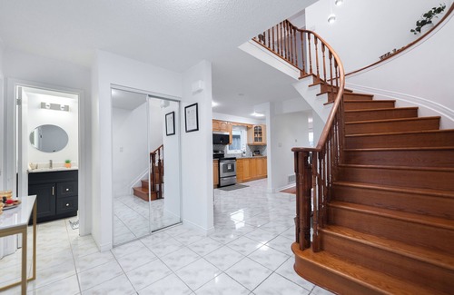 Mavis-Erindale House | Spacious 4 bedroom Home (15 mins from YYZ airport)
