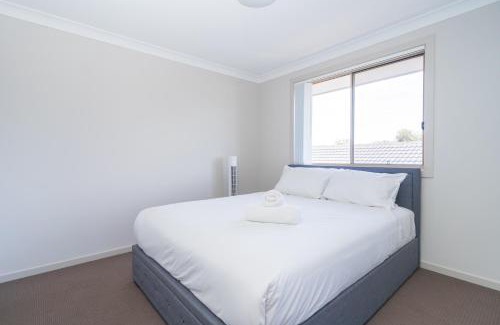 Werrington House | Spacious 4-Bedroom Home Near University & Shops
