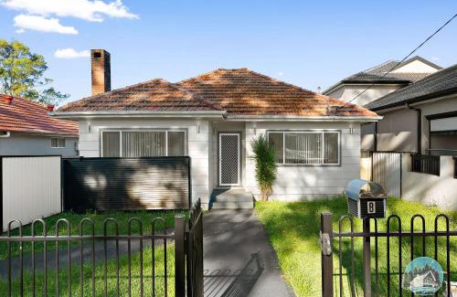 Guildford House | Spacious 4 Bedroom House Near Station & Parramatta