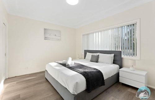 Guildford House | Spacious 4 Bedroom House Near Station & Parramatta