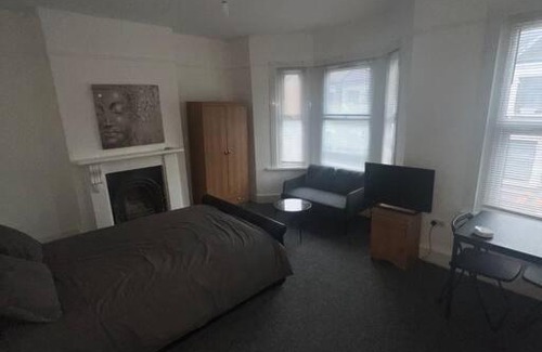 Brixton Apartment | Spacious 4 Bedroom House