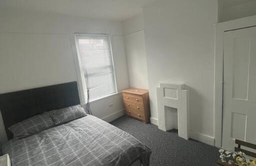 Brixton Apartment | Spacious 4 Bedroom House