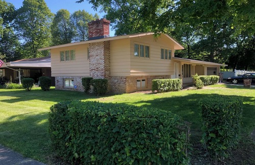 Burton House | Spacious 4-bedroom house in lovely Flint with fitness room, WiFi