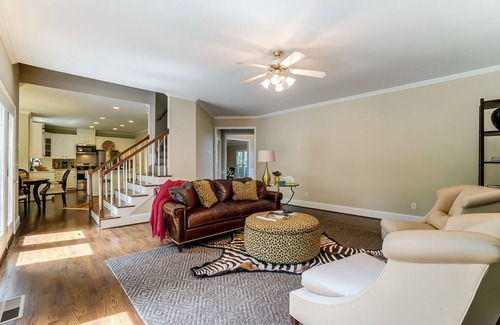 Sherwood Forest House | Spacious 4 Bedroom in Prime Location!