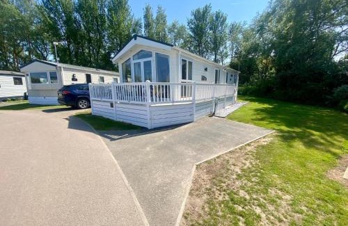 Hopton Cabin | Spacious 4 Berth Lodge With Wi-Fi & Decking At Broadland Sands Ref 20055Sv