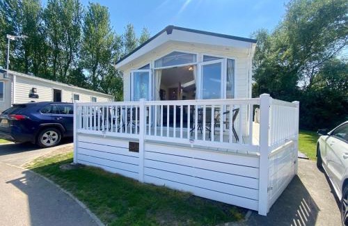 Hopton Cabin | Spacious 4 Berth Lodge With Wi-Fi & Decking At Broadland Sands Ref 20055Sv