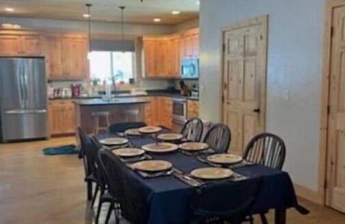 Martin City House | Spacious 4 BR Home near GNPnn