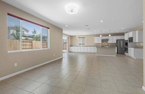 Sparks House | Spacious 4-Car Garage Sleeps 23