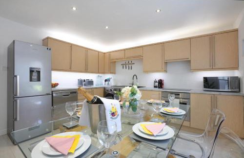 Leith Apartment | Spacious 4BR City Centre Apartment w/Free Parking