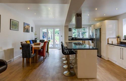 Moseley House | Spacious 4BR Home in Moseley Village near centre