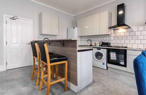 Worcester Apartment | Spacious 5-Bed Flat with Modern Amenities