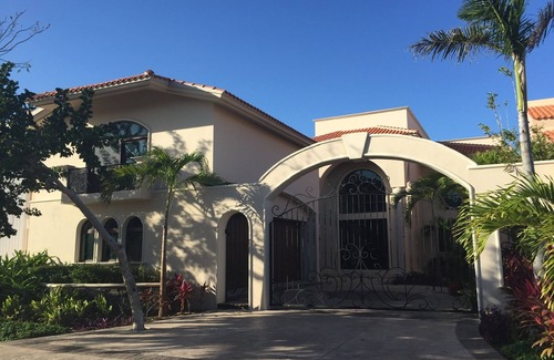 Puerto Aventuras House | Spacious 5-bedroom house in wonderful Puerto Aventuras with AC, Pool,Boat Dock