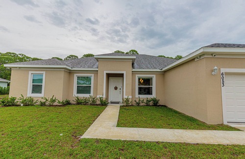White City House | Spacious 5-bedroom house in enchanting Port St. Lucie with WiFi, AC