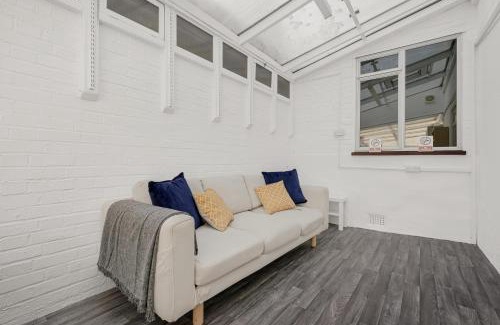 Ashford House | Spacious 5-Bedroom 2-Bath Home in Stanwell