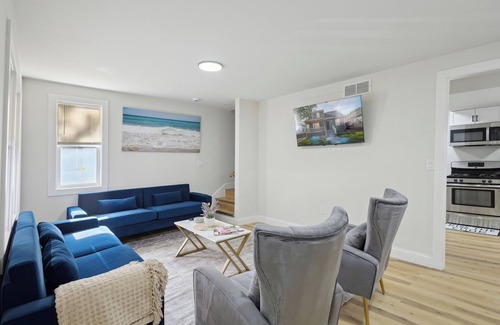 Lansing House | Spacious 5-bedroom building with WiFi, AC in fabulous Lansing