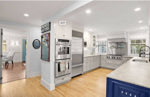 Southport House | Spacious 5-bedroom, house in Southport with WiFi, AC, near train, harbor, town.