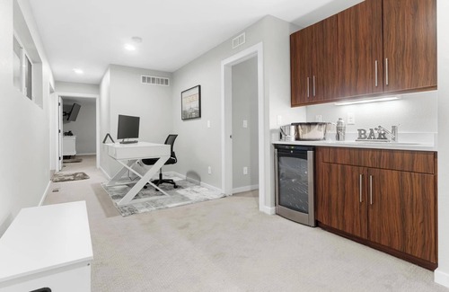 Regis House | Spacious 5-bedroom on Golf Course with Hot Tub Deck and Mountain Views