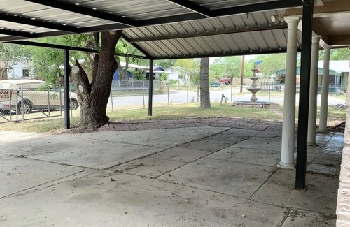Southside House | Spacious 5-bedroom bungalow with WiFi, AC in charming San Antonio