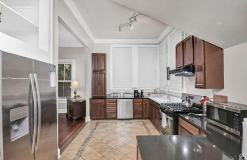 Columbia House | Spacious 5BR - Pet Friendly