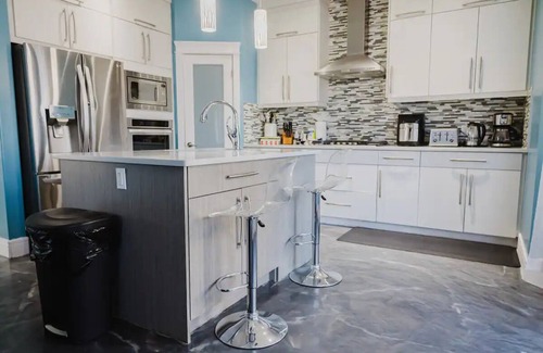 Northwest Edmonton House | Spacious 5BR Retreat for Groups located in a peaceful neighbour hood