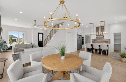 Waukee House | Spacious 6 bed home minutes from Palms Theater, shops and restaurants.