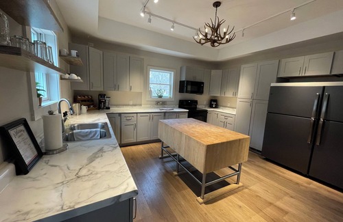 Williams Bay House | Spacious 6-bedroom house in charming Williams Bay with WiFi, AC