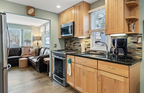 North Beach Haven House | Spacious 7-bedroom house in charming Spray Beach with WiFi, AC. Oceanside