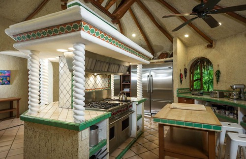 Cabo San Lucas Villa | Spacious 7 BR Luxury Beachfront Villa Las Rocas w/Pool, Jacuzzi, BBQ + More!