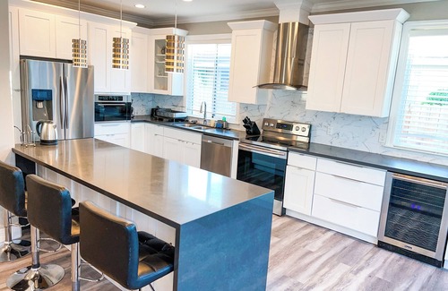 Santa Clara House | Spacious 9-bedroom/8-Bath Triplex in enchanting neighborhood of Santa Clara