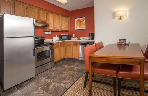 Charleston Hotel | Spacious Accommodation in Charleston! W/Private Kitchenette! Pets are Welcome!