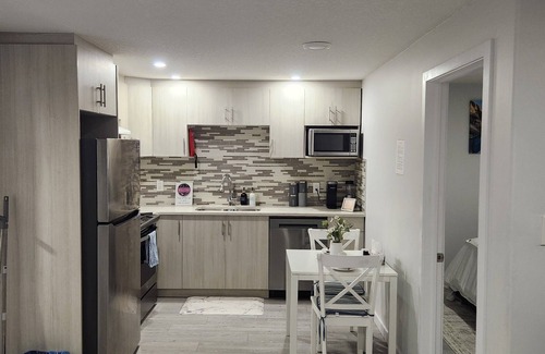 West Edmonton House | Spacious and Beautiful Guest Suite in West Edmonton Near WEM