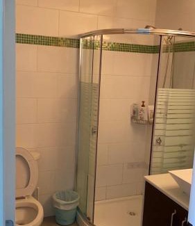 Richmond House | Spacious and bright bedroom with private bathroom