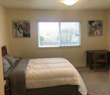 Richmond House | Spacious and bright bedroom with private bathroom