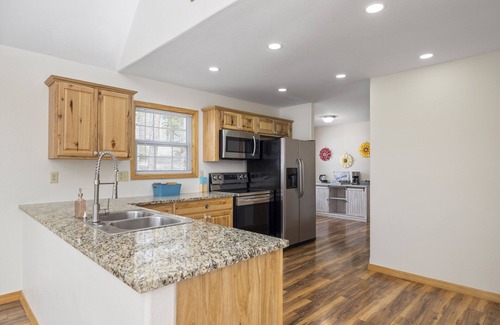 Golden House | Spacious and Private. Fire pit, game room. Ample parking. King beds!