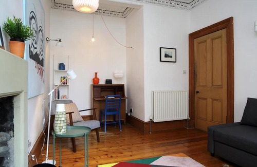 Newington Apartment | Spacious apartment 15 mins to Grassmarket & Royal Mile
