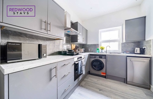 Rushmoor District Apartment | Spacious Apartment | Pet-Friendly, FREE WiFi