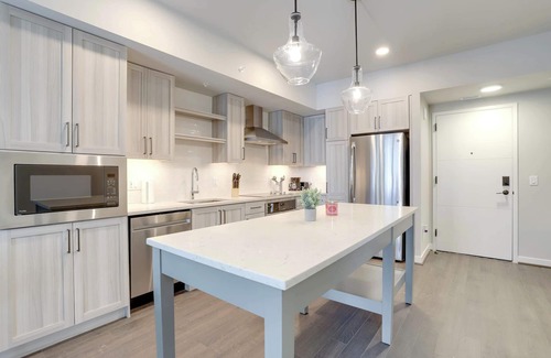 Clarendon Apartment | Spacious Apartment w Stunning Building Facilities!