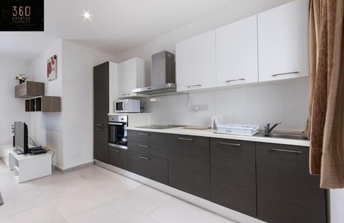 Hamrun Apartment | Spacious, beautiful central penthouse with BBQ by 360 Estates
