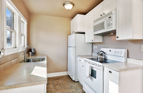Broadway Apartment | Spacious, bright 1br in central Capitol Hill location