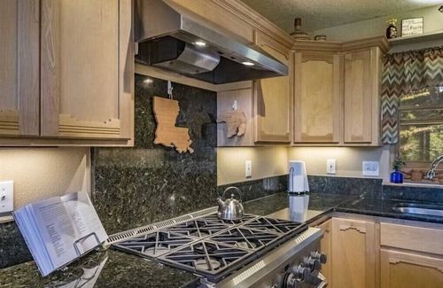 Angel Fire Cabin | Spacious cabin, 2 decks, Wheeler PK view, over 2mi from ski drop off, hot tub…